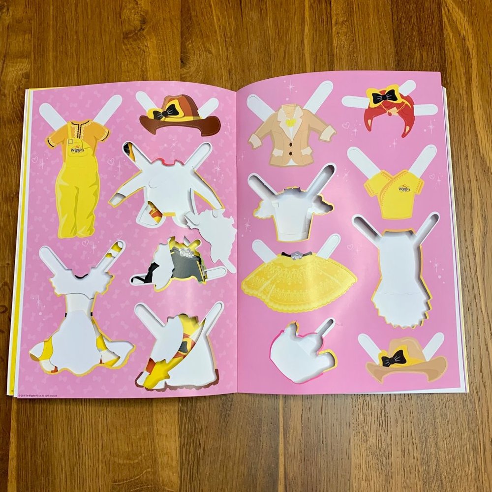 EMMA WIGGLE The Wiggles Dress Up Emma Paper Doll & Clothing Wardrobe Dressups - Picture 7 of 11
